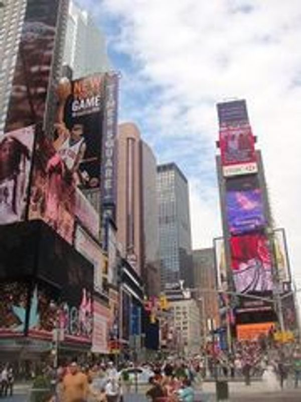 アメリカ(米国)・ニューヨーク「ボイスレッスンinハーレム」の写真：タイムズスクエアの昼と夕暮れ。
マドン...