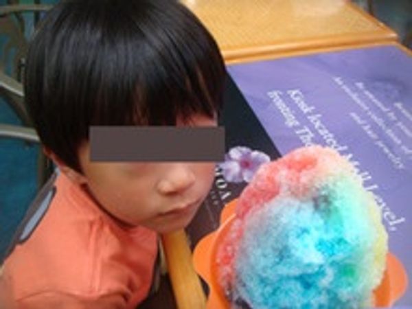 アメリカ(米国)・ホノルル「家族で初海外」の写真：顔より大きいシェイヴアイスを手に入れて嬉...