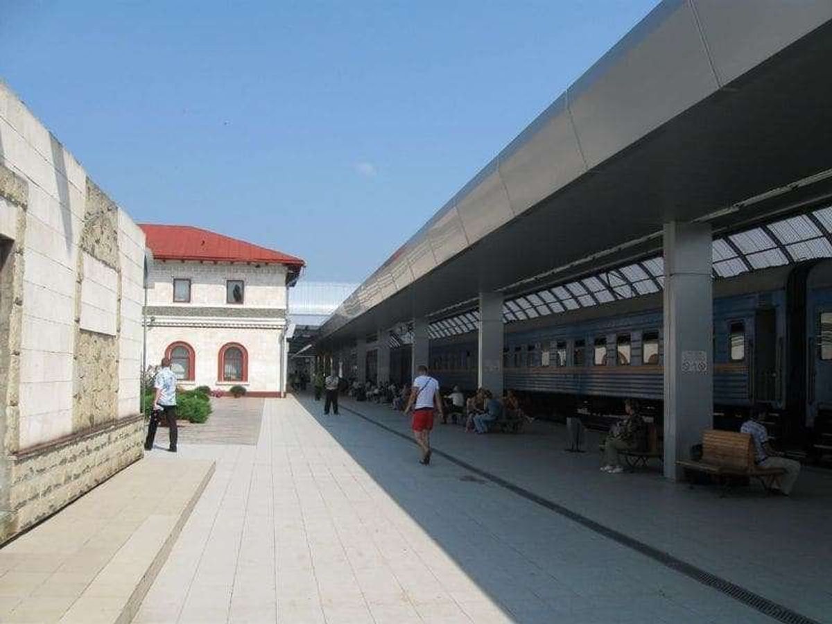 ルーマニアから夜行で着いたキシナウ中央駅。綺麗な駅でした。
この２階に綺麗...