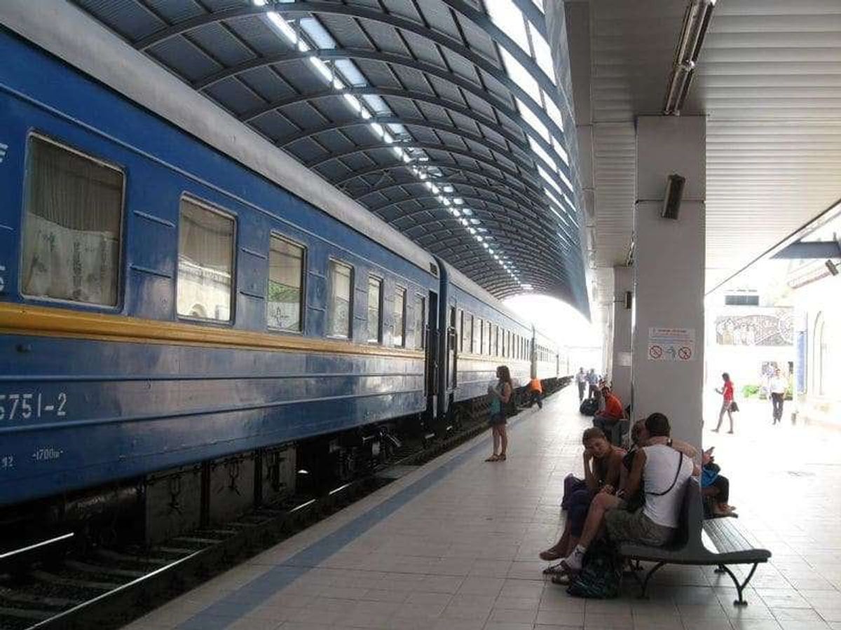ルーマニアから夜行で着いたキシナウ中央駅。綺麗な駅でした。
この２階に綺麗...