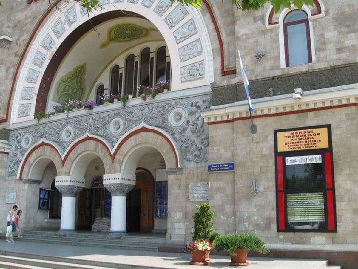キシナウ中央駅前。
最近建替えたかもしれません。

