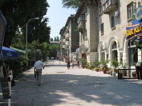 モルドバ共和国・キシナウ「2010年 モルドバ ヨーロッパ最果て、ヨーロッパ最貧、大国に翻弄され続ける国。首都キシナウ」の写真:駅前から通りに向かう通り。
昼間っからビ...