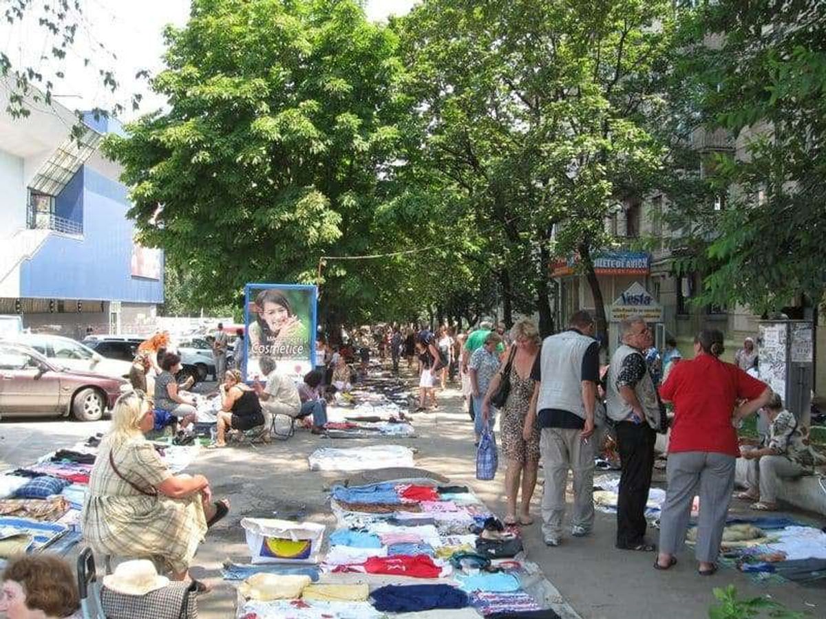 通りのマーケット
ここは日用品ばかり。

