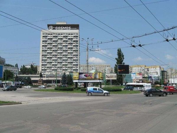 モルドバ共和国・キシナウ「2010年 モルドバ ヨーロッパ最果て、ヨーロッパ最貧、大国に翻弄され続ける国。首都キシナウ」の写真:コスモスホテル前