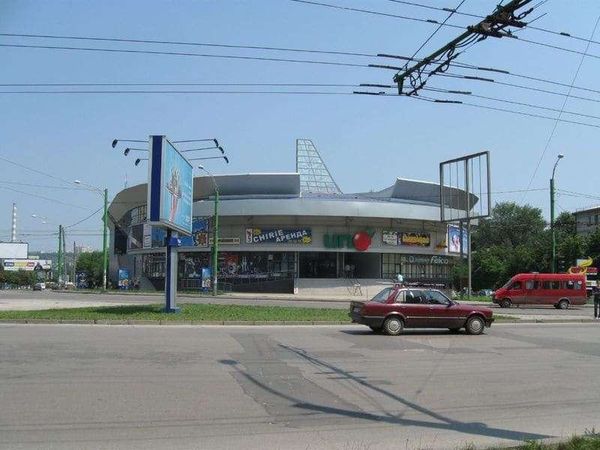 モルドバ共和国・キシナウ「2010年 モルドバ ヨーロッパ最果て、ヨーロッパ最貧、大国に翻弄され続ける国。首都キシナウ」の写真:地元のスーパーマーケット。
品揃えはあま...