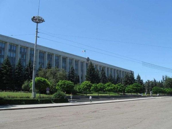 モルドバ共和国・キシナウ「2010年 モルドバ ヨーロッパ最果て、ヨーロッパ最貧、大国に翻弄され続ける国。首都キシナウ」の写真:国会議事堂