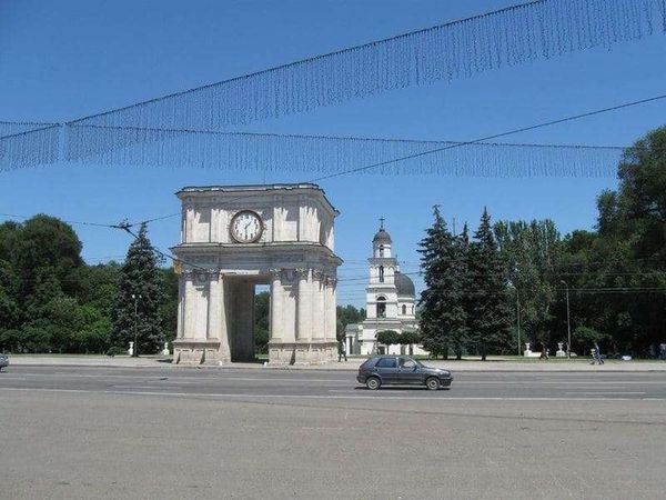 モルドバ共和国・キシナウ「2010年 モルドバ ヨーロッパ最果て、ヨーロッパ最貧、大国に翻弄され続ける国。首都キシナウ」の写真:Arcul de Triumf