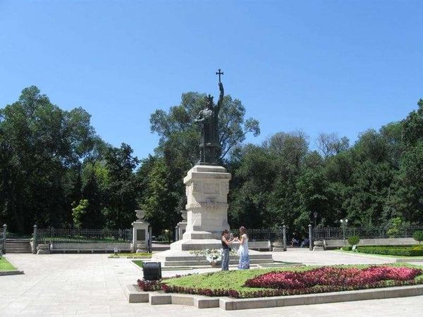 モルドバ共和国・キシナウ「2010年 モルドバ ヨーロッパ最果て、ヨーロッパ最貧、大国に翻弄され続ける国。首都キシナウ」の写真:Monument to Stephen ...