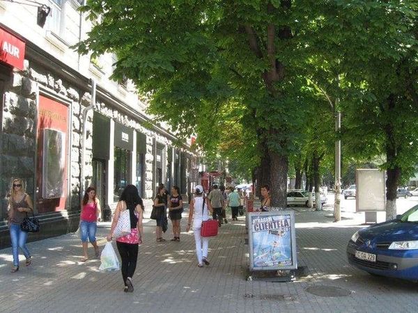 モルドバ共和国・キシナウ「2010年 モルドバ ヨーロッパ最果て、ヨーロッパ最貧、大国に翻弄され続ける国。首都キシナウ」の写真:キシナウのメインストリート