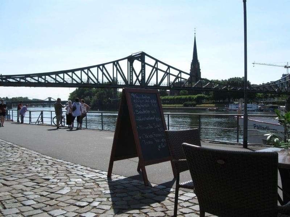 マイン川でお茶。