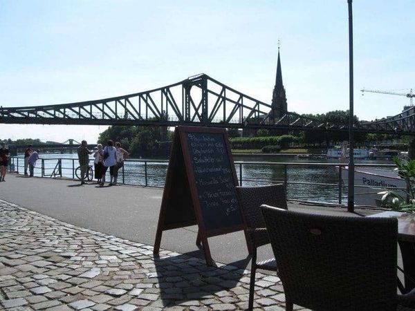 ドイツ・フランクフルト「2010年 乗継時間でフランクフルト散策」の写真：マイン川でお茶。