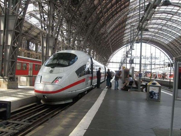 ドイツ・フランクフルト「2010年 乗継時間でフランクフルト散策」の写真：特急で空港に帰ります。