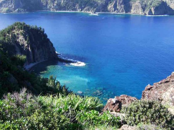 日本・小笠原「2日間かけていった小笠原」の写真：ボニンブルーといわれる深く濃い青の海が印象的