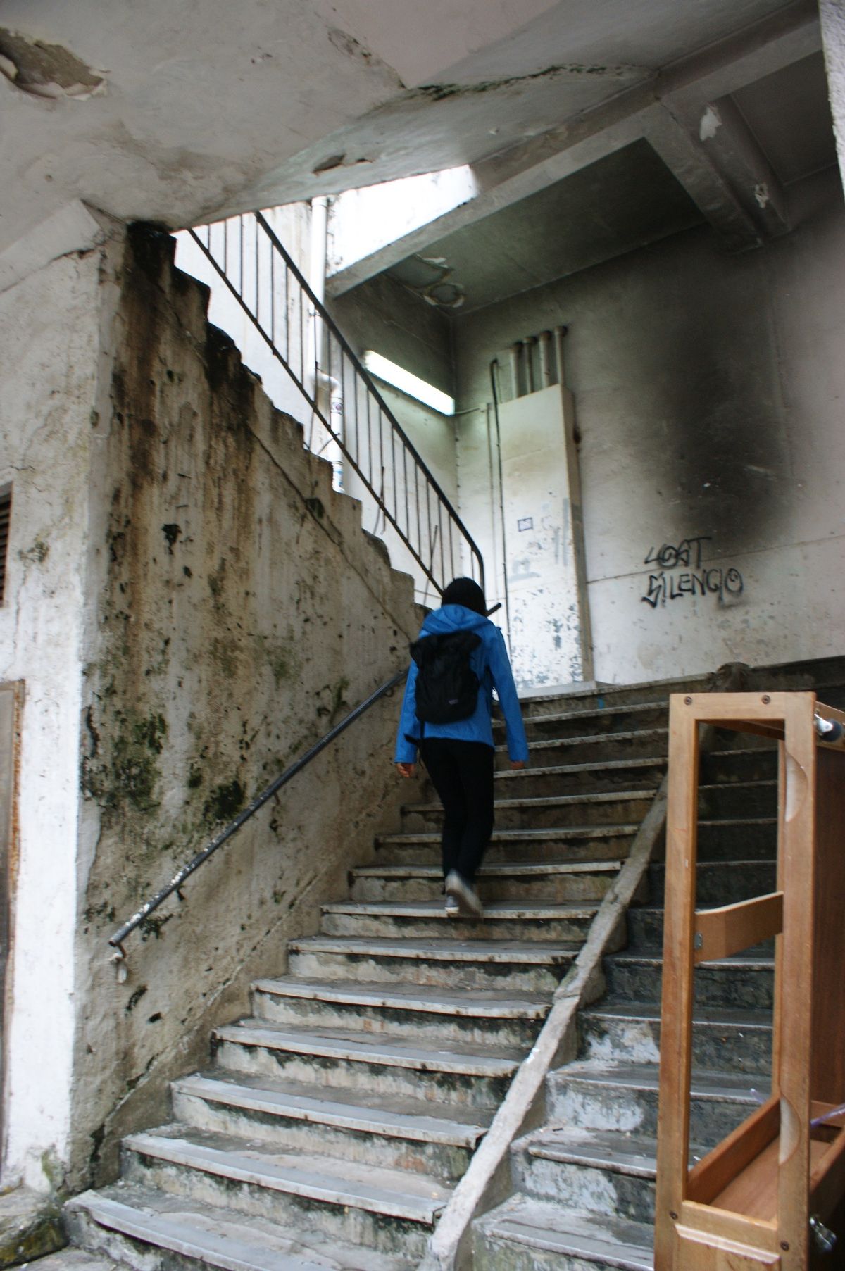 トラムに揺られてモンスターマンションへ。地下のアーケードから上がります。