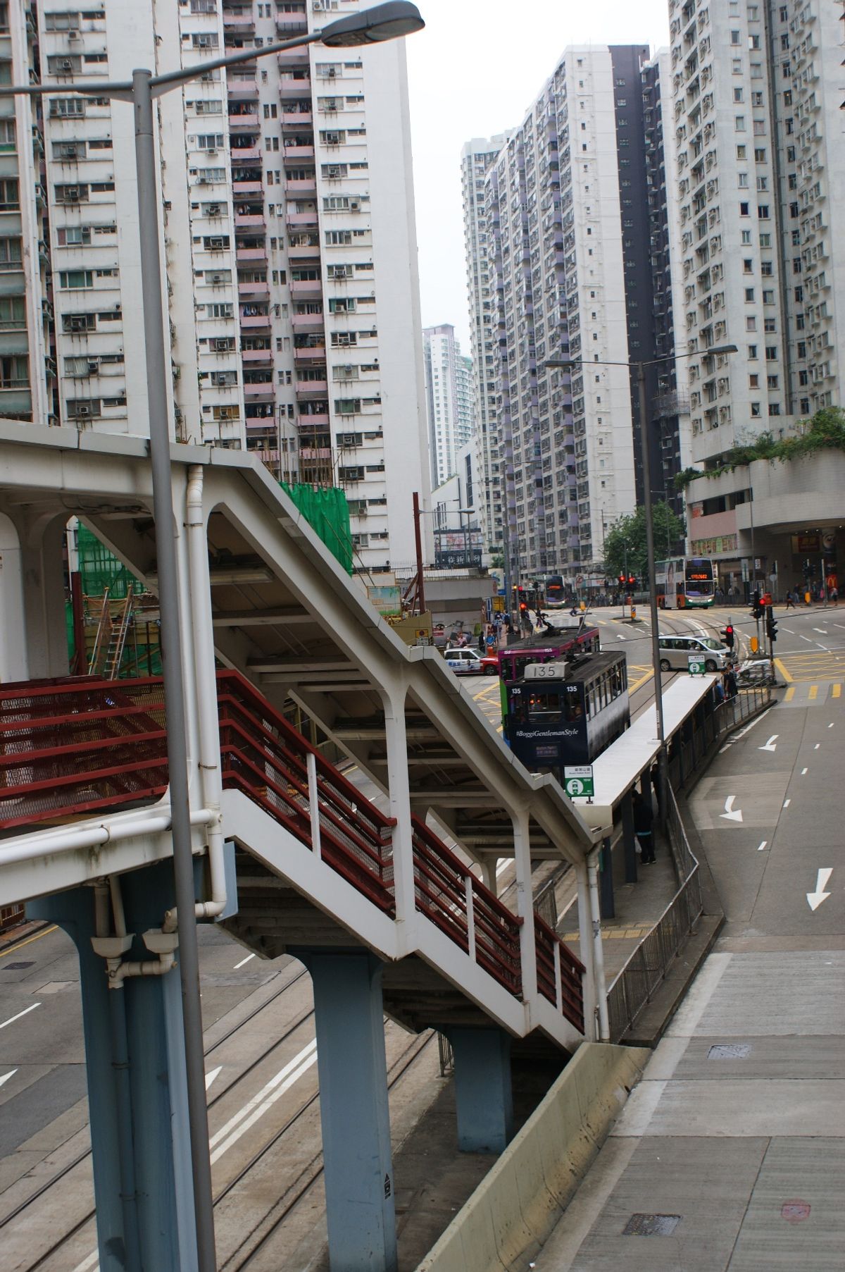 トラムに揺られてモンスターマンションへ。地下のアーケードから上がります。