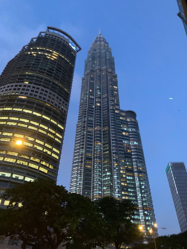 マレーシア・クアラルンプール「ちょこーーとだけクアラルンプール 」の写真：ペトロナスツインタワーの色々。今度は夜行...