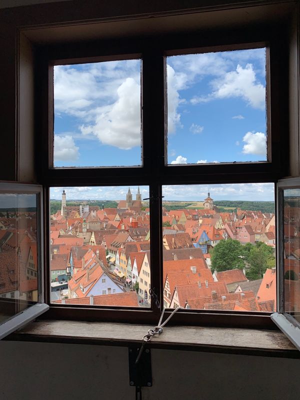 ドイツ・フランクフルト、ハイデルベルク、ローテンブルク、ミュンヘン、ノイシュバンシュタイン城「ドイツ、ロマンティック街道の旅」の写真：ローテンブルクの街並み。
市庁舎の上から...