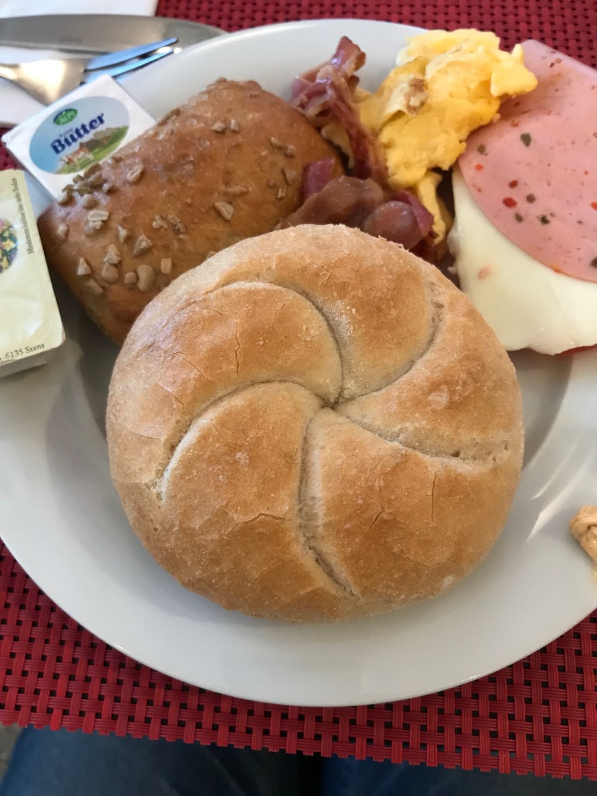 このパンがめっちゃおいしかった。
ザッハトルテは食べ比べ。
馬車が通る街並み。