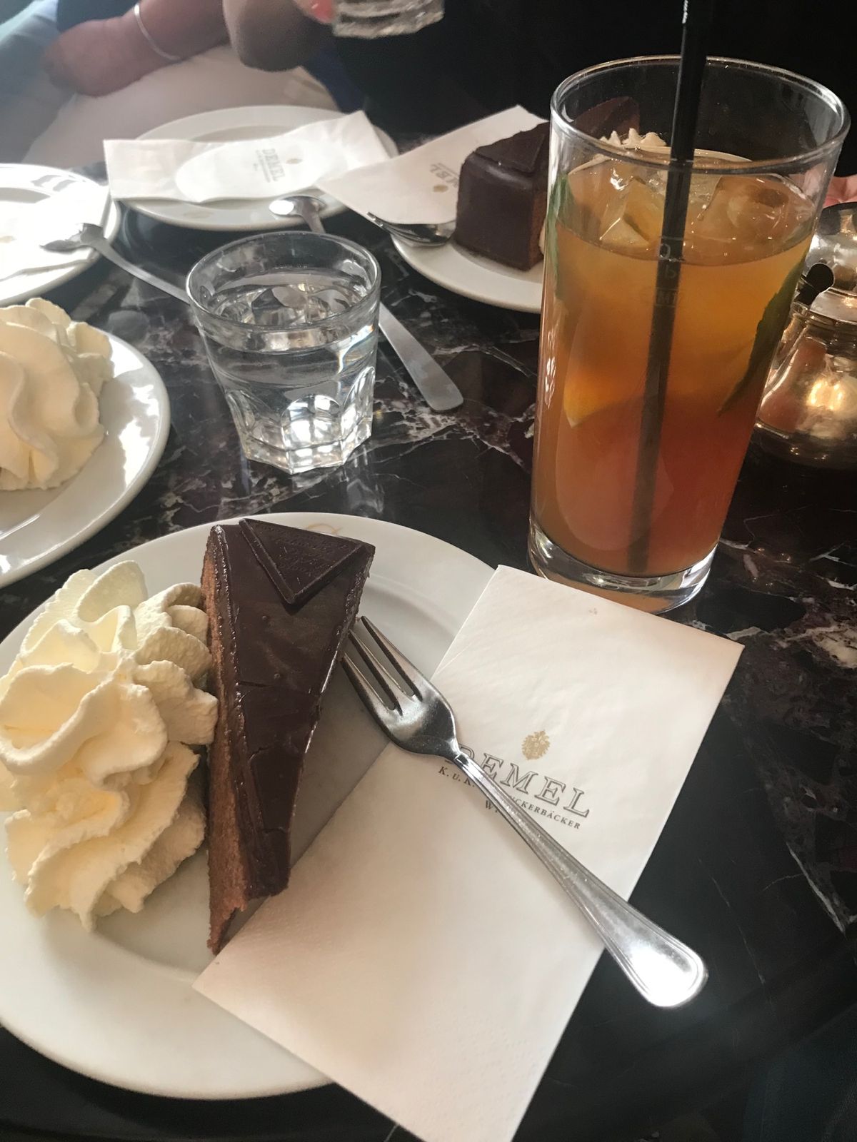 このパンがめっちゃおいしかった。
ザッハトルテは食べ比べ。
馬車が通る街並み。