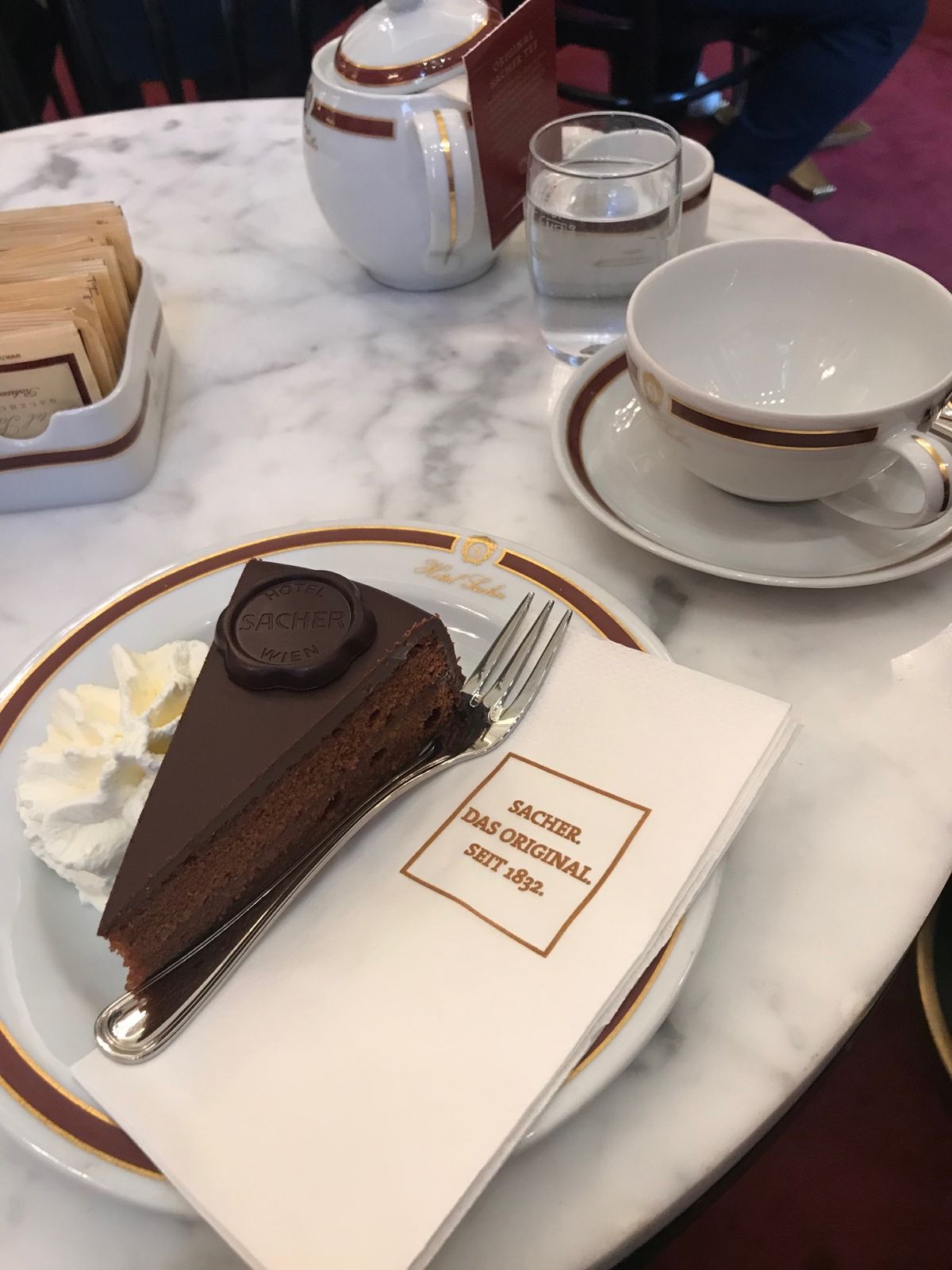 このパンがめっちゃおいしかった。
ザッハトルテは食べ比べ。
馬車が通る街並み。