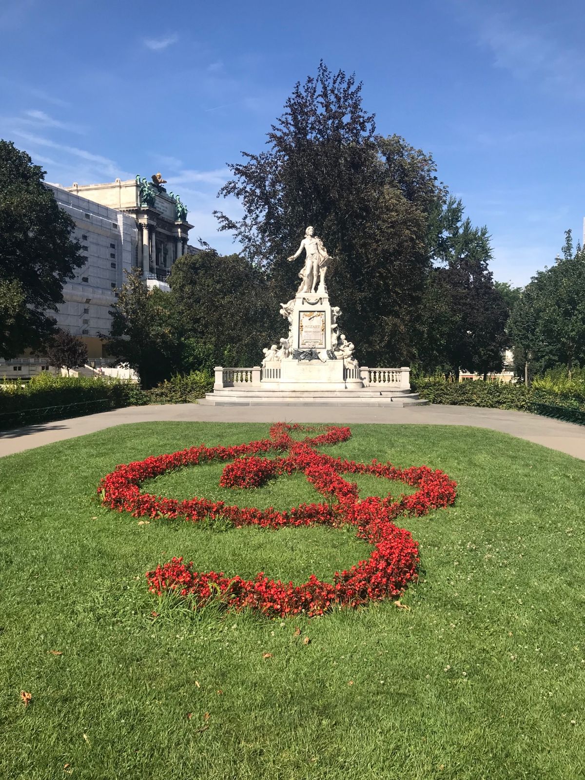 モーツァルト像にプラーターの観覧車、王宮などなど。
グラーシュはおいしいけ...