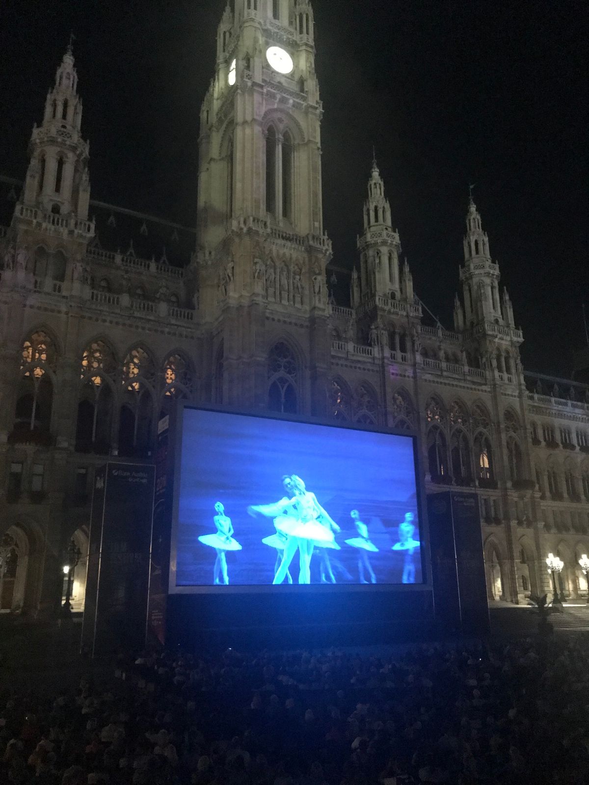 夜にバレエの映像を楽しむ会が行われていました。ウィーンのスープ、おいしかっ...