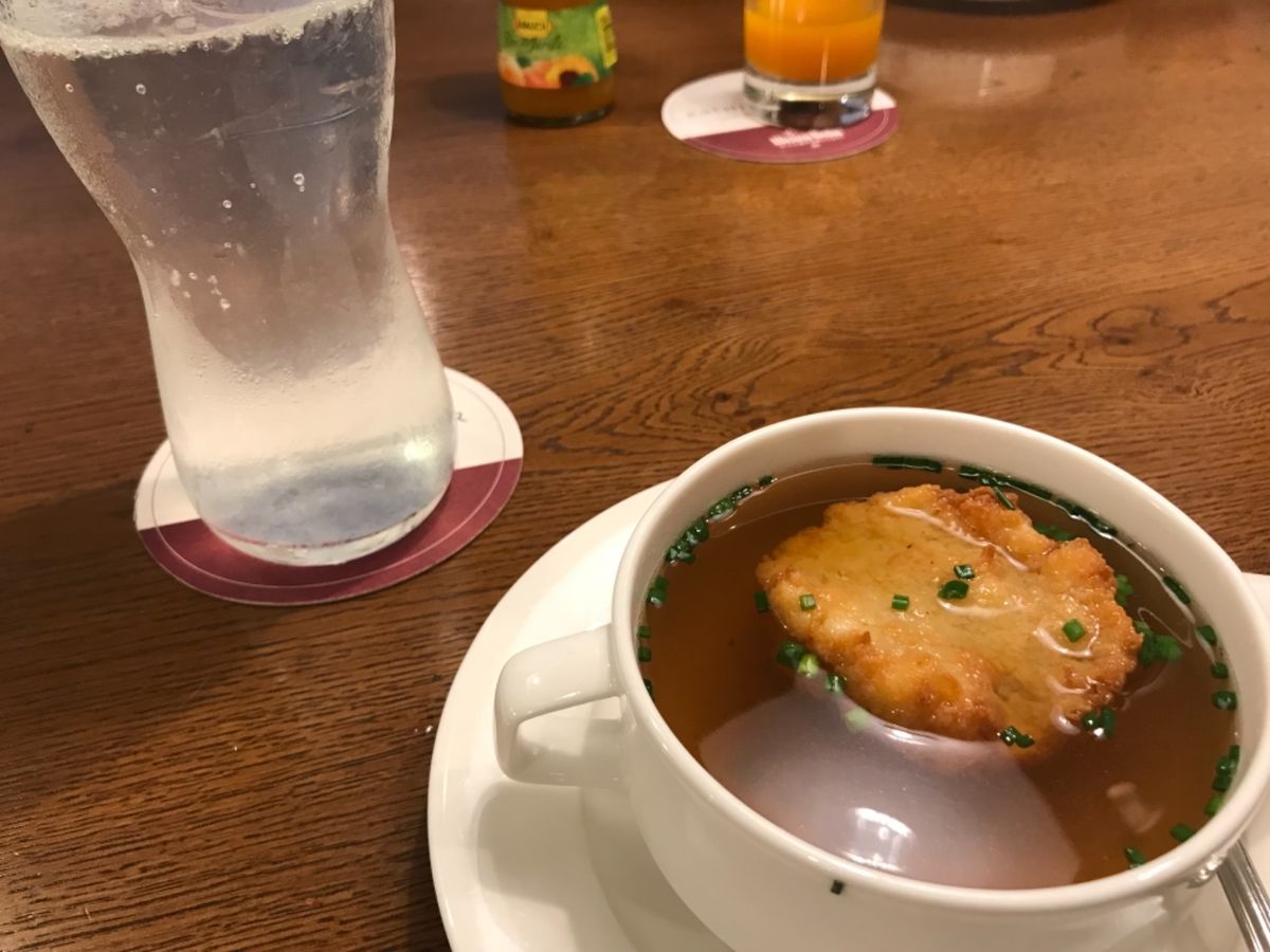 夜にバレエの映像を楽しむ会が行われていました。ウィーンのスープ、おいしかっ...