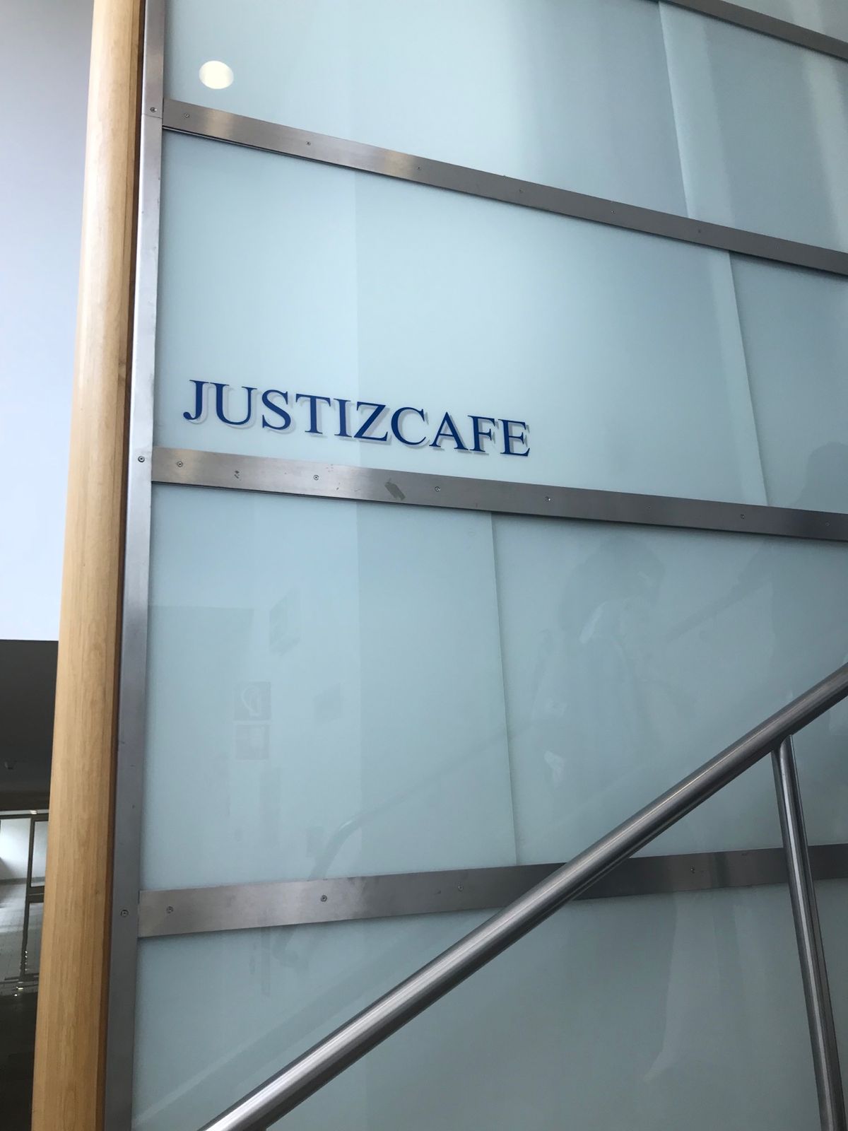 司法宮殿の上のカフェに入るにはセキュリティチェックが必要でした！ウィーン大...