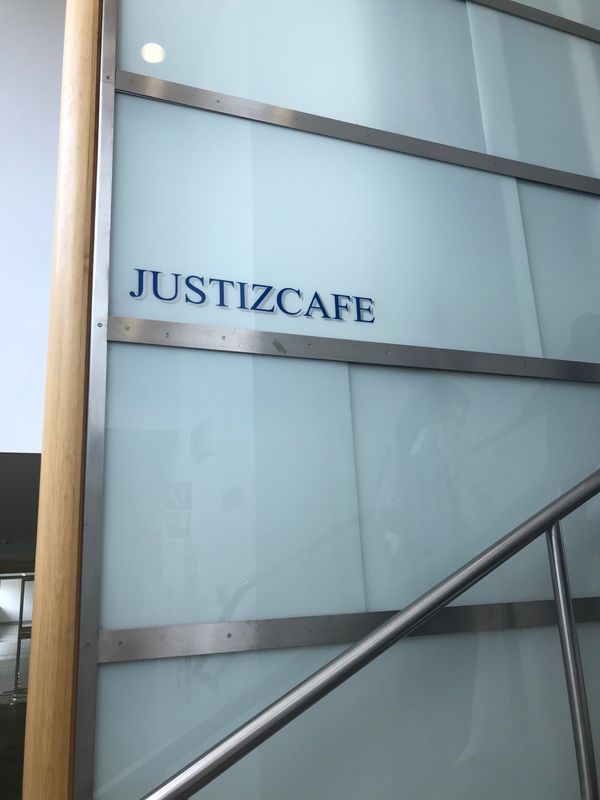 オーストリア・ウィーン「ウィーン旅行」の写真：司法宮殿の上のカフェに入るにはセキュリテ...