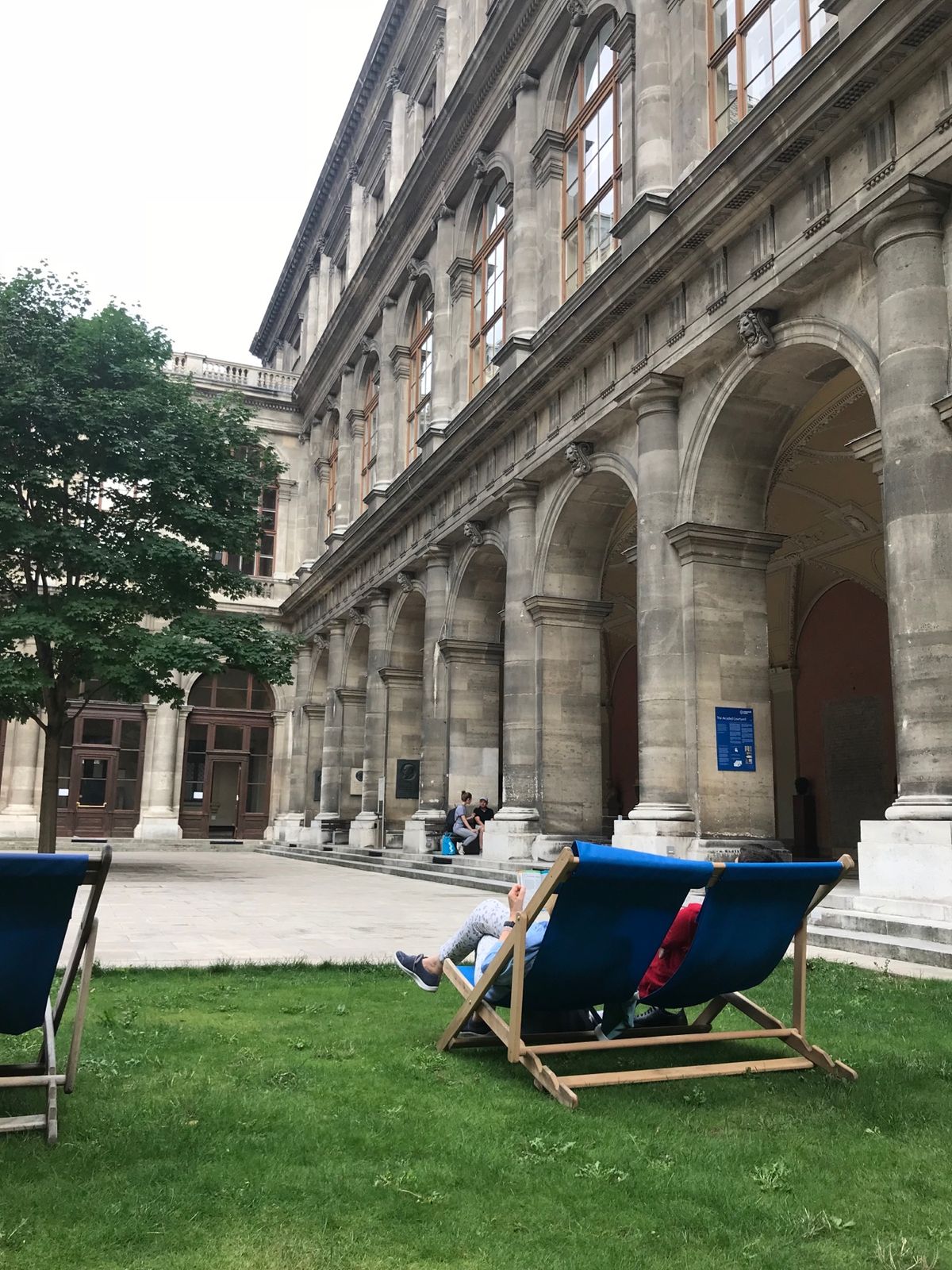 司法宮殿の上のカフェに入るにはセキュリティチェックが必要でした！ウィーン大...