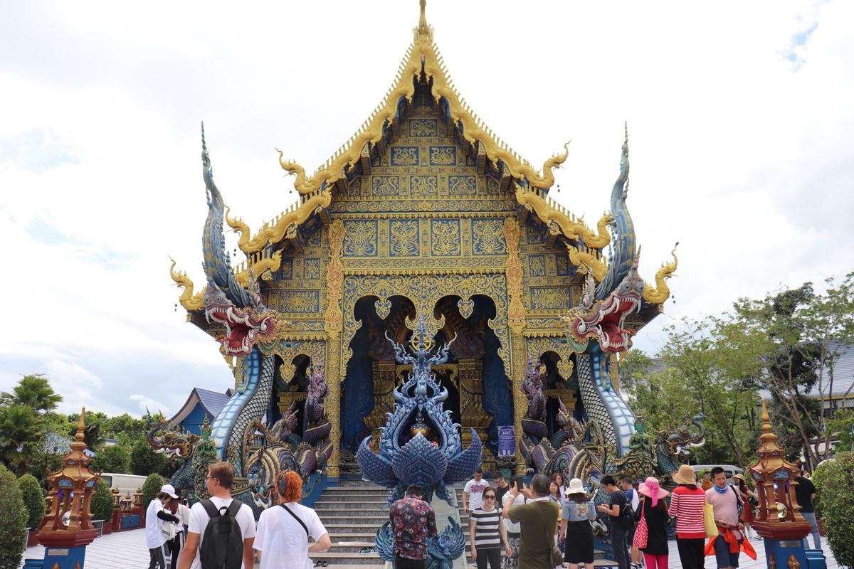 像の村に行って像に乗りました！
白いお寺・青いお寺はめっちゃきれい😍
アカ...