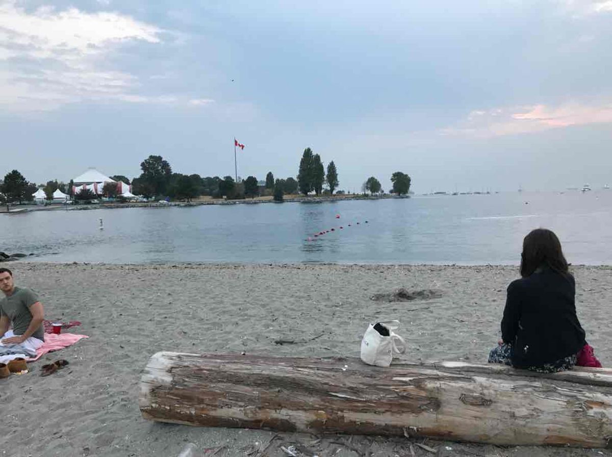 丸太が椅子代わりに。
キャピラノ吊り橋と、毎日通ったティムホートン♬