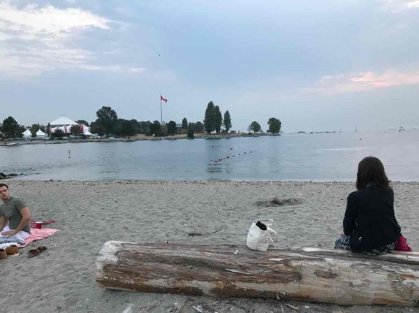 カナダ・バンクーバー、ウィスラー「バンクーバー旅行」の写真：丸太が椅子代わりに。
キャピラノ吊り橋と...