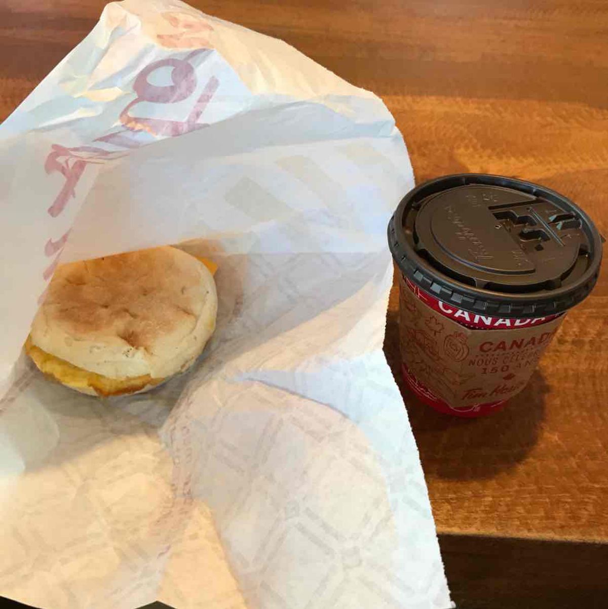 丸太が椅子代わりに。
キャピラノ吊り橋と、毎日通ったティムホートン♬