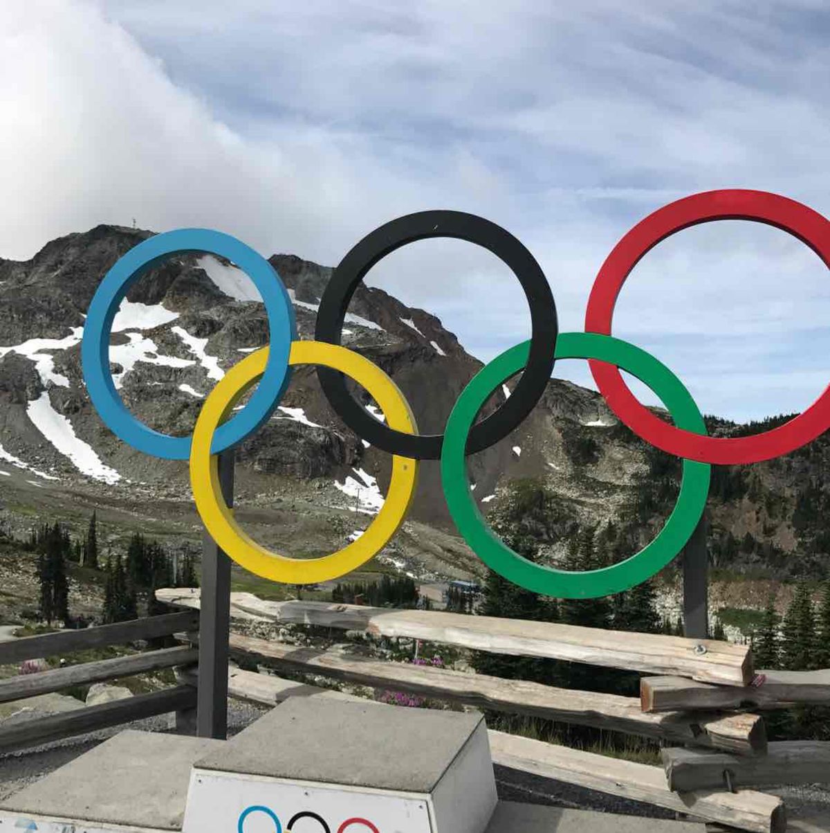 ウィスラーにて。
山と山をつなぐロープウェイにはなんと支柱が一本もなかった...