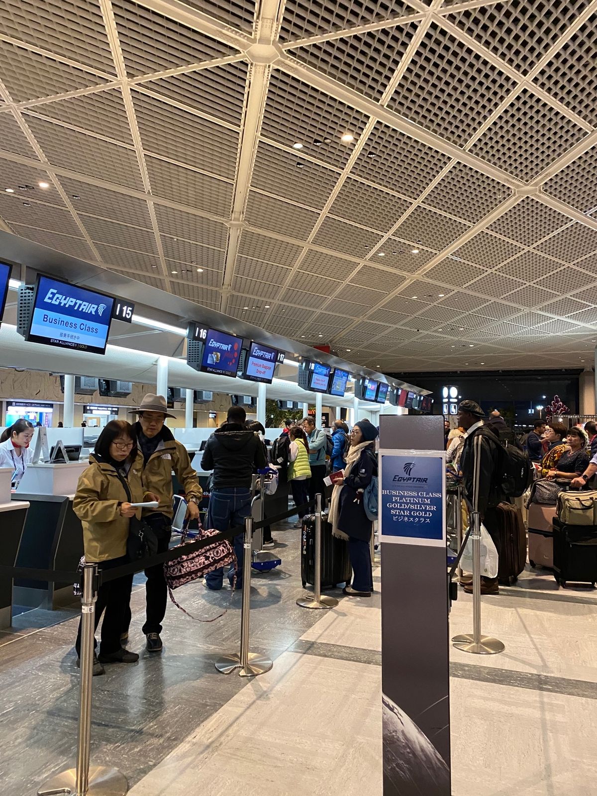 エジプトの旅始まり！

成田空港到着。

チェックインがかなり混んでる。日...