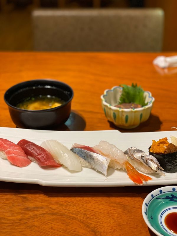 エジプト・カイロ「エジプト 砂漠キャンプの旅」の写真:最後の晩餐。
友達を待ちながら鮨を食う。