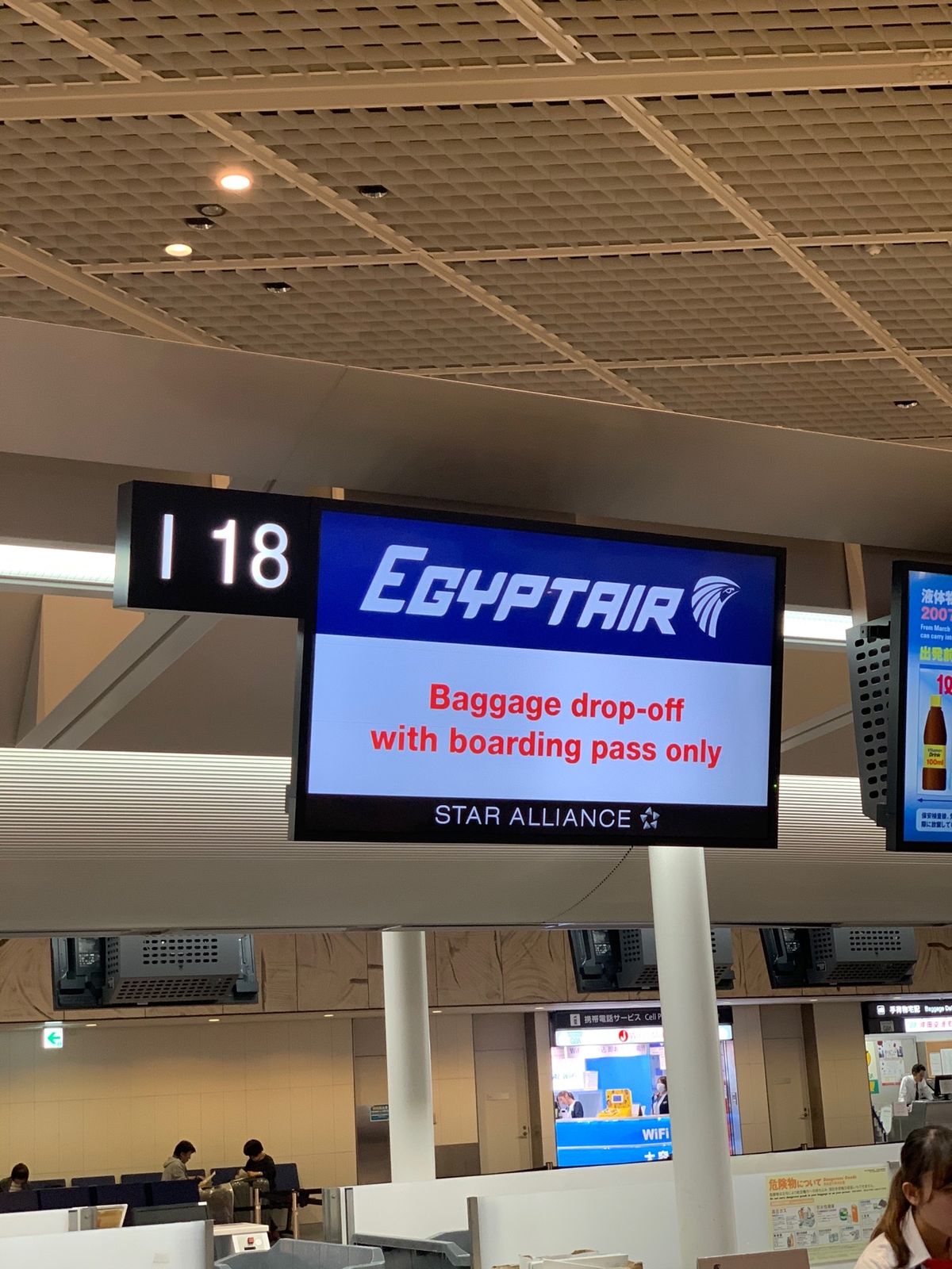 エジプトエアーの人の多さよ。

機内で夜ご飯は出るのか？と聞いたらめちゃく...