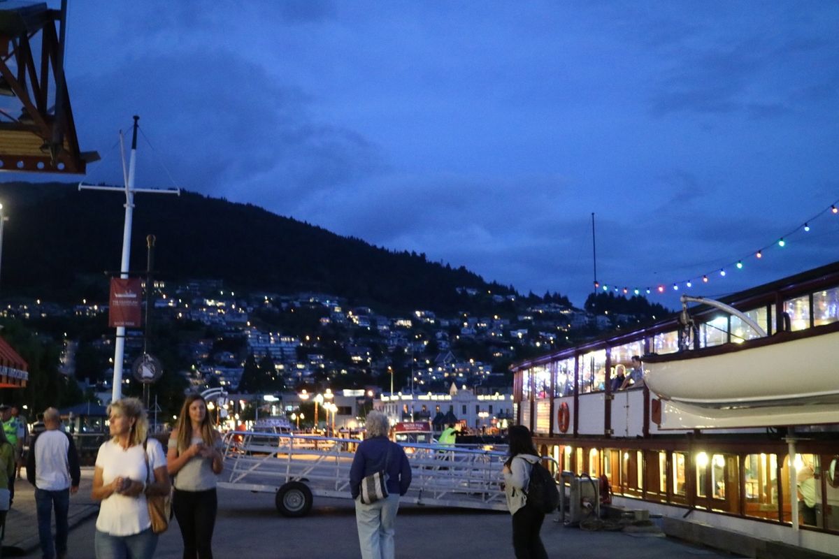 クイーンズタウン到着。翌日のミルフォードサウンドのツアーに備えて準備😏