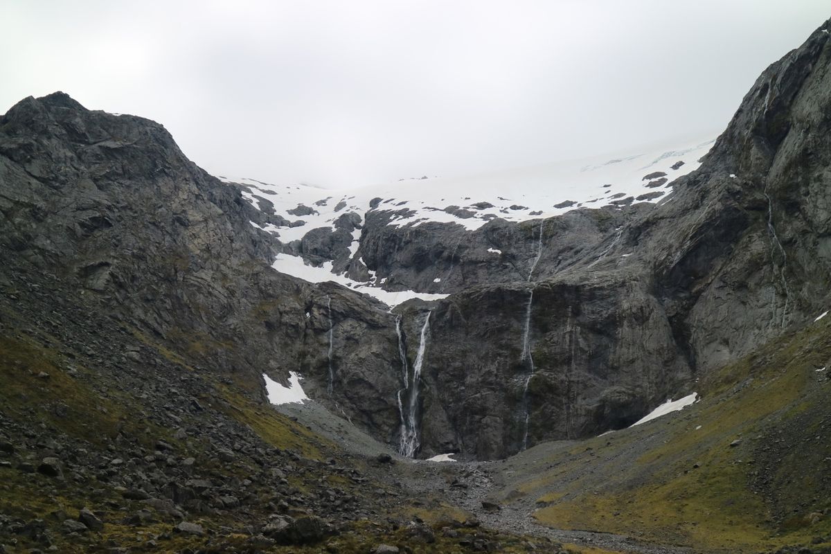 ミルフォードサウンドへの道中。ミラーレークは風があったので綺麗に水面に映ら...