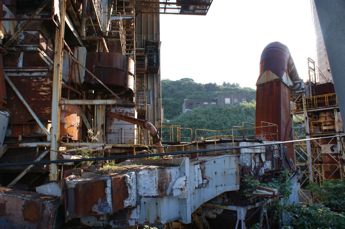 池島うろうろ。まだ人がいる地域から外れるとあっという間に自然の中に街が埋も...