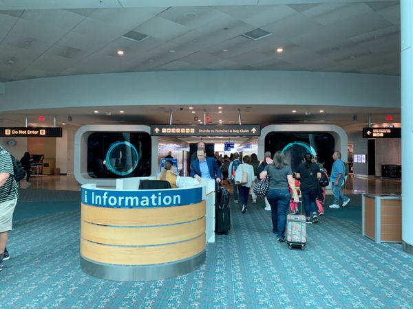 アメリカ(米国)・オーランド「2019WDW」の写真：オーランド国際空港に到着。
トラムでバゲ...