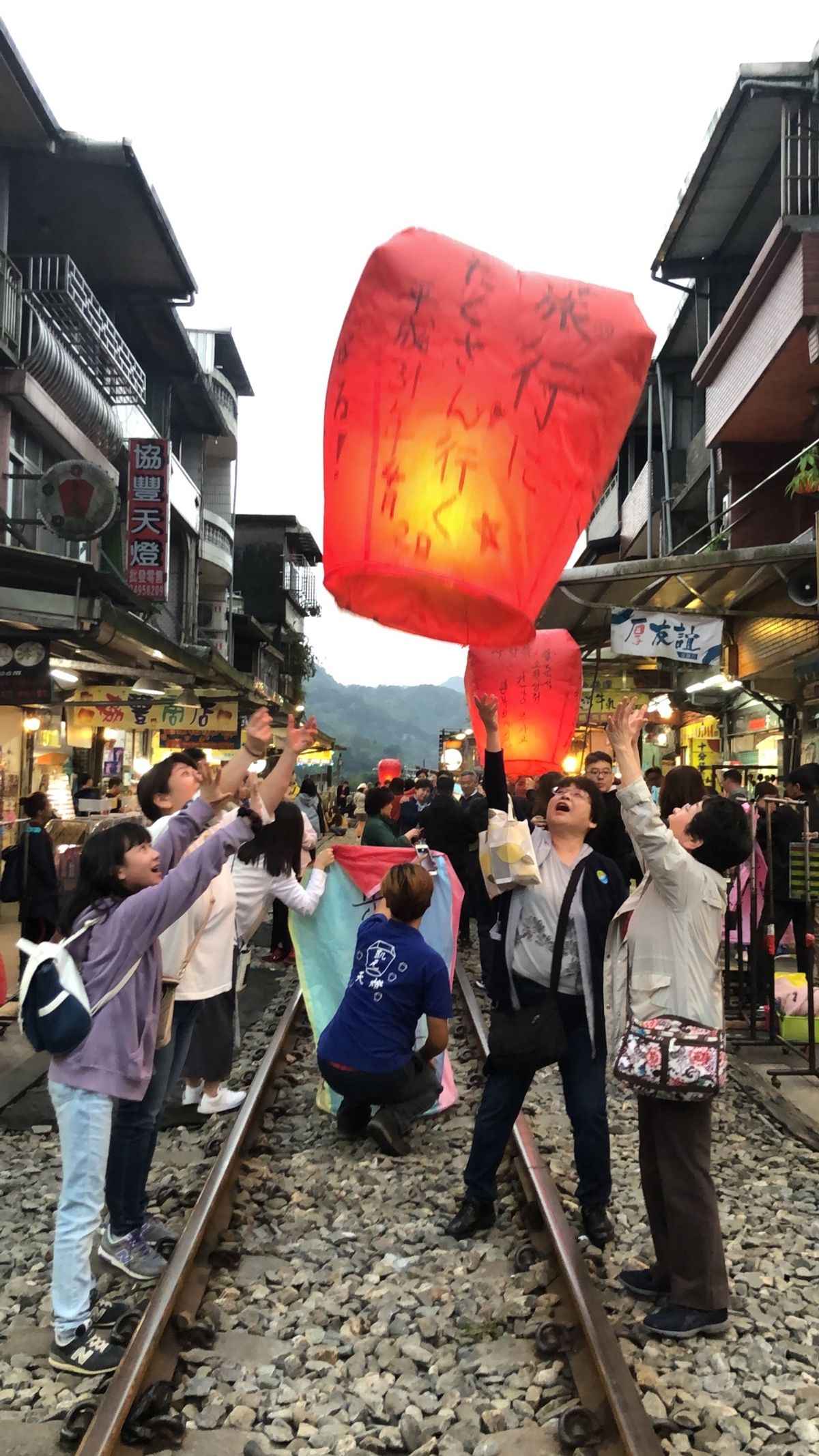 HISでお願いした九份、十分の夕方からのツアーを利用

が、利用者が私たち...