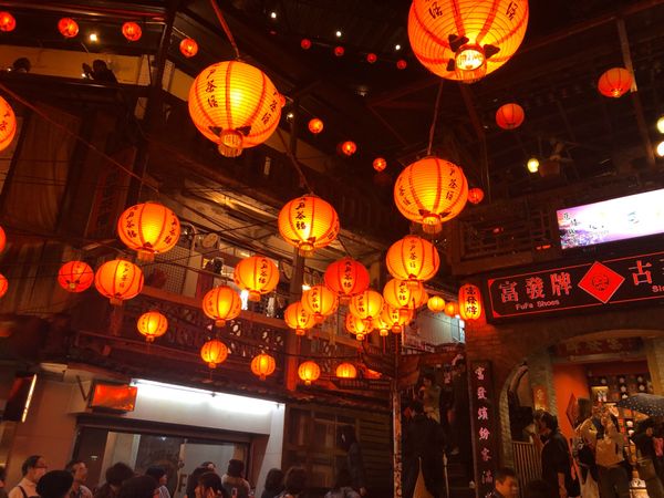 台湾・十分「はじめての台湾（シニア、小学生連れ）」の写真：夜の九份
日本人率多し。みんなここは来る...