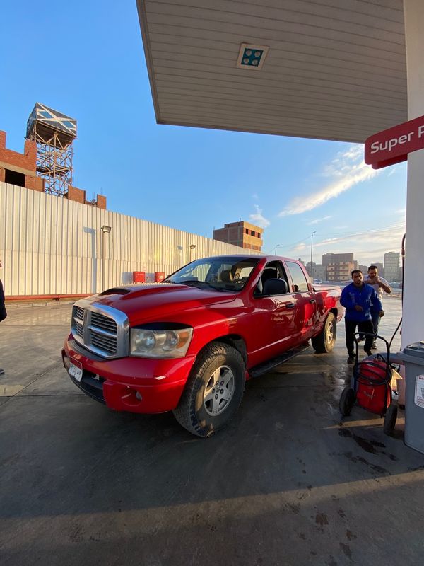 エジプト・カイロ「エジプト 砂漠キャンプの旅」の写真:四駆の車に乗り換えて砂漠へ!ミラーが割れ...