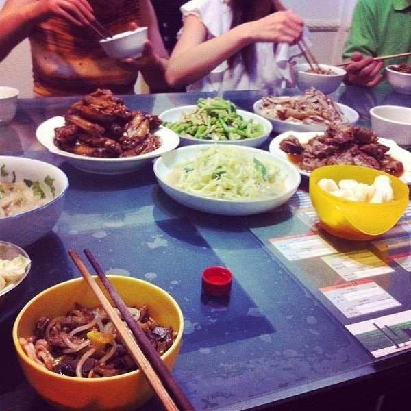 シンガポール・シンガポール「2011年 シンガポール　滞在中のありふれた写真」の写真：ランドロード家族の食事

