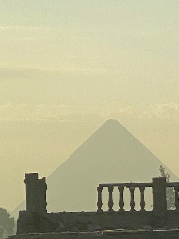 エジプト・カイロ「エジプト 砂漠キャンプの旅」の写真:砂漠に向かう途中ピラミッドが見えた。
...