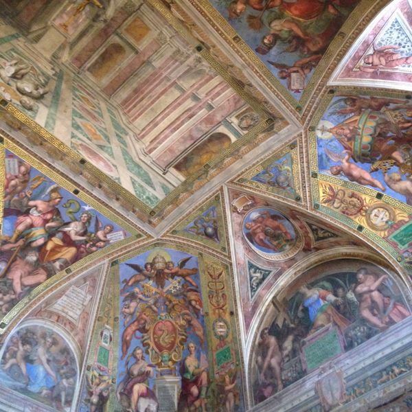 聖庁 (バチカン市国)「バチカン市国」の写真：サンピエトロ大聖堂
地図の間が壮大で口が...