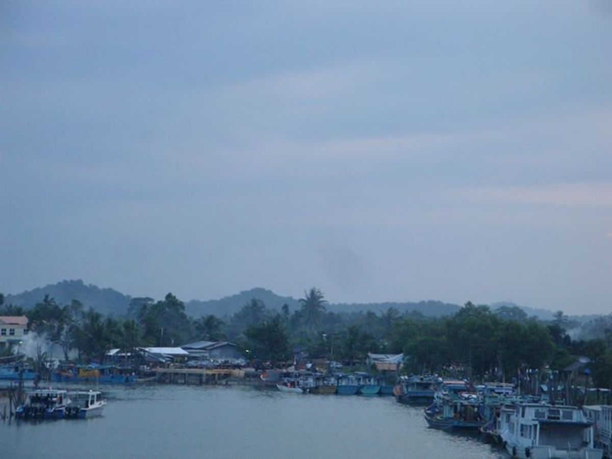 メルシン！ティオマン島に行くために、マラッカからバスでここまで来て、船が朝...