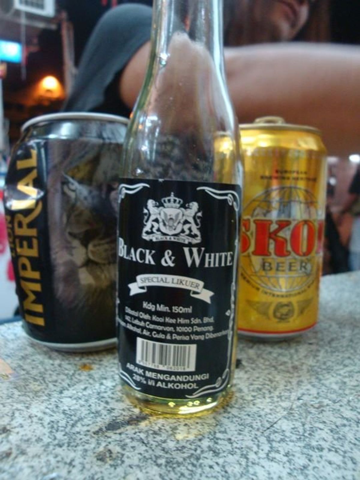 この商店の奥に実はBarがあったんだよね。
勤務中のポリスと一緒に飲んだな...